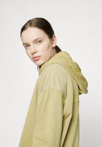 Nike Sportswear AIR HOODIE - Felpa - barley/wheat grass/lemon drop