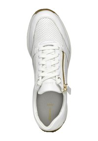 Zapatilla blanca con parte superior de cuero perforado, detalle de cremallera dorada, cordones blancos y una plantilla gris claro que presenta "GEOX" en dorado.