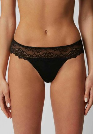 Zwarte thong met kantafwerking, voorzien van een gladde stofbasis. De kanten tailleband heeft een bloemenpatroon, wat een delicate accent aan het ontwerp toevoegt.