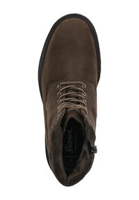 Stivale in pelle marrone con lacci, collarino imbottito e suola nera, visto dall'alto, che mostra il marchio interno e i fori in metallo.