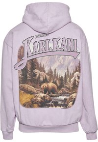 Felpa cappuccio lavanda con un grafico di un orso tra montagne e alberi. "KARL KANI" scritto in grassetto e contornato sopra l'immagine.