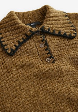 Pulover tricotat maro, cu guler ribetat cu accente negre și închidere cu nasturi, evidențiind un material texturat și un design practic.