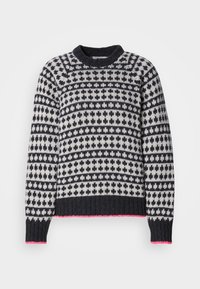 Stickad tröja med rund halsringning, geometriska mönster i marinblått och krämvitt, med en rosa kant och ribbade muddar. Mjuk textur.