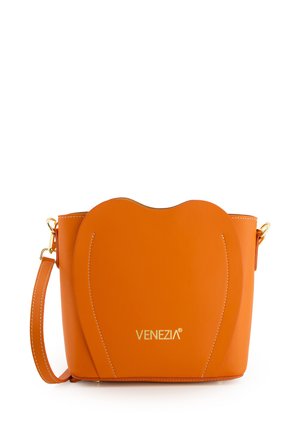 Orangefarbene Lederhandtasche mit gewelltem Rand, goldenen Beschlägen und weißen Nähten. Verfügt über einen Schulterriemen und den Markennamen "VENEZIA."