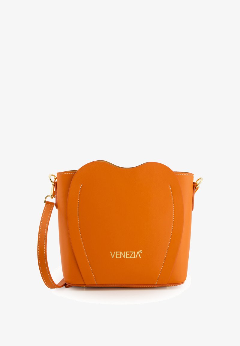 Pomarańczowa skórzana torebka z falbanianym zakończeniem, złotym osprzętem i białym przeszyciem. Posiada pasek na ramię oraz nazwę marki "VENEZIA."