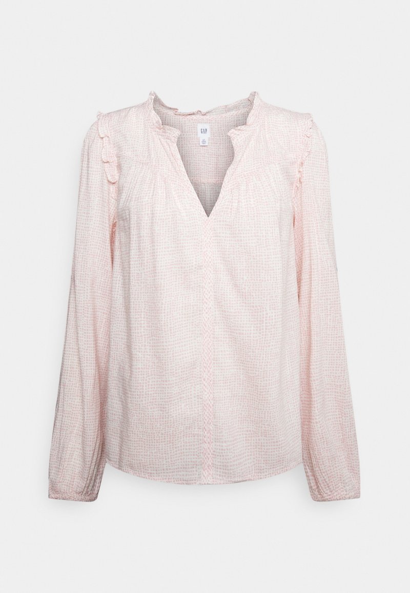 Blouse rose clair à manches longues avec un motif quadrillé discret, col et épaules à volants, ouverture en V.