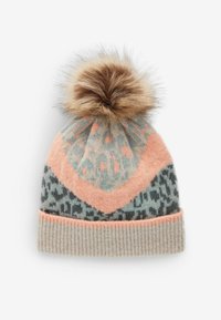 Kootud beanie mitmevärviliste chevroni ja leopardimustritega. Peal on faux nahast pom-pom. Värvid hõlmavad helesinist, peska ja halli.