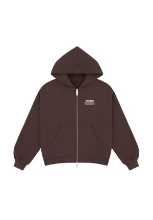 Sweat à capuche marron zippé avec poches avant et capuche, comportant un petit texte blanc sur la partie gauche de la poitrine.