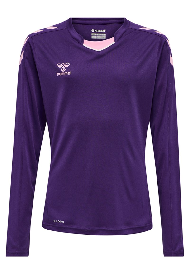 Paarse sportshirt met lange mouwen van vochtafvoerend materiaal. Heeft een v-hals en roze accenten op de schouders. "Hummel" logo is zichtbaar.