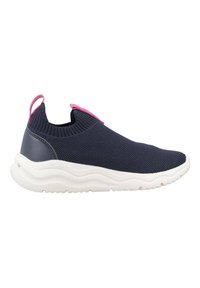 Zapatillas de deporte deslizables de color marino con parte superior de punto, acentos en rosa y suela blanca gruesa. Presenta un acabado texturizado y una lengüeta en el talón.