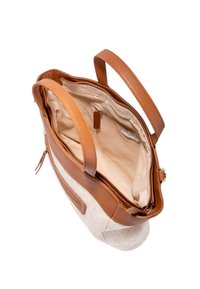 Borsa in pelle tan con corpo in tessuto beige. Interno con tasca con zip e scomparto aperto, doppi manici in pelle e una texture liscia.