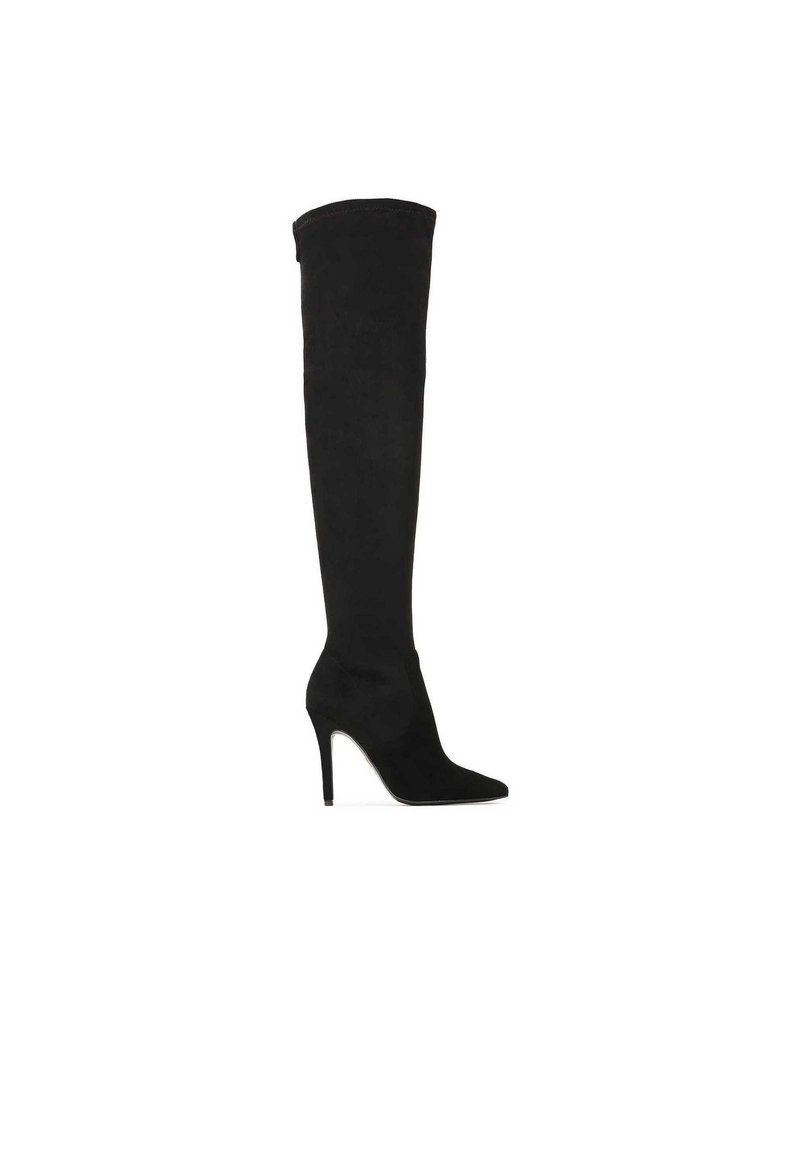 Botas negras sobre la rodilla hechas de suave ante, con punta afilada y un alto tacón de aguja; diseño sin costuras con un borde doblado.