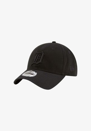 Schwarze Baseballkappe mit einem gestickten "D"-Logo in passender Farbe, gebogenem Schirm und verstellbarem New Era 9Twenty-Tag. Aus Baumwollmaterial, strukturiertes Design.