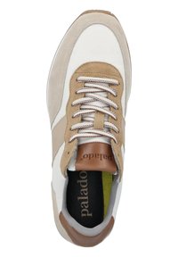 Vita och tan sneakers med material av mocka och läder, rundad form, tätt snörad design och en brun logotyp på tungan.