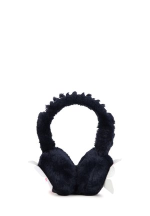 Zwarte pluizige oorwarmers met een gestructureerde hoofdband en witte decoratieve vlinderaccenten op elk oorkapje.