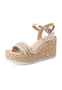 Sandali con zeppa con una cintura oro metallico, platform intrecciato beige e dettagli decorativi argento. Presentano una chiusura con fibbia e una suola testurizzata.