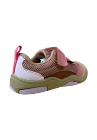 Zapatilla deportiva con una parte superior de malla marrón, acentos de ante rosa, una suela de goma verde y una lengüeta rosa en la parte posterior para facilitar su puesta.
