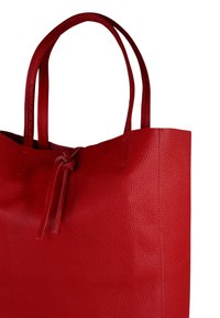 Rode leren handtas met een gestructureerde afwerking, voorzien van dubbele handvatten en een knoopsluiting detail aan de bovenkant.