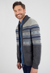 Cardigan lavorato a maglia di colore grigio con accenti a motivi blu. Caratterizzato da collo a scialle, tasche frontali e chiusura con bottoni. Consistenza morbida.