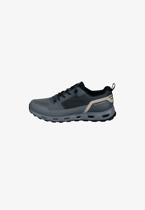 Grau und schwarz atmungsaktiver Sportschuh mit Schnürverschluss, dicker Sohle und "Salamander"-Branding an der Ferse.
