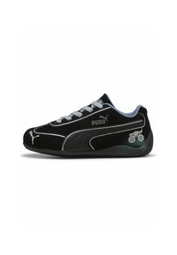 Črne Puma superge z sivo-belimi detajli, vezalkami in majhno grafiko monster kamiona na strani pete.