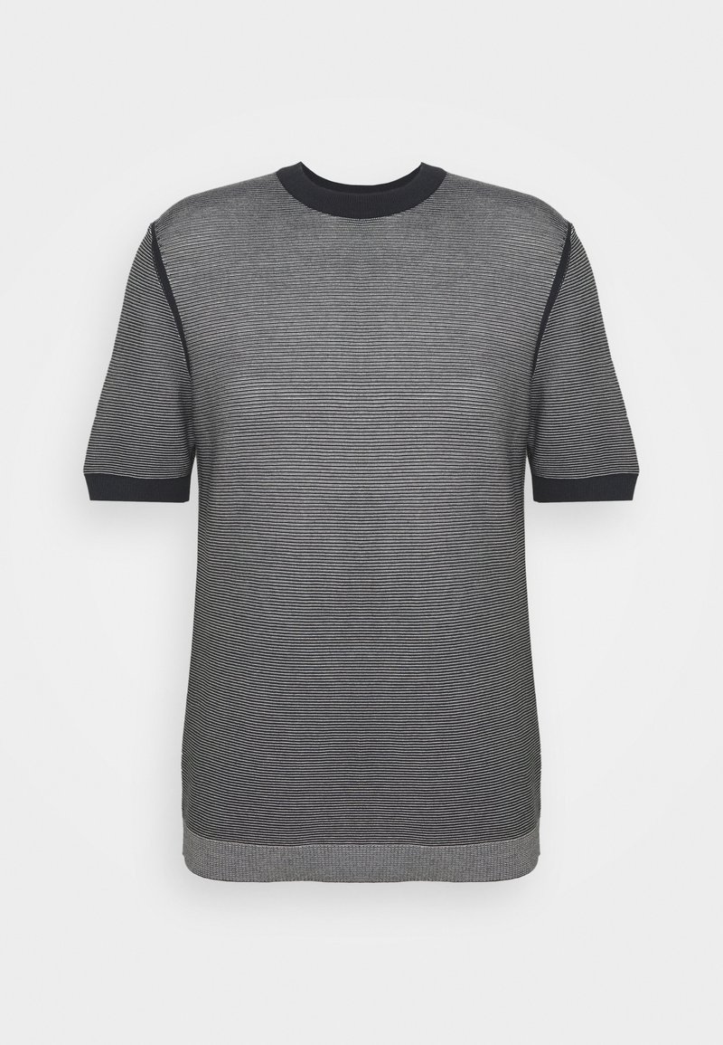 Camiseta de punto de manga corta en rayas negras y grises, con cuello redondo acanalado y puños oscuros contrastantes. Textura suave, corte relajado.