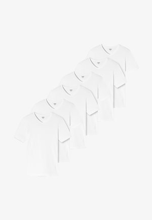 Sæt af seks hvide bomulds v-hals t-shirts, kortærmede, glat tekstur, klassisk design, med mærker synlige ved halsen.