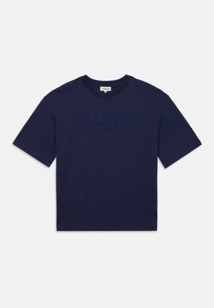 Temno modra kratka majica s kratkimi rokavi in okroglim izrezom, ki na sredini prsnega dela nosi reliefni logotip "LANVIN PARIS".