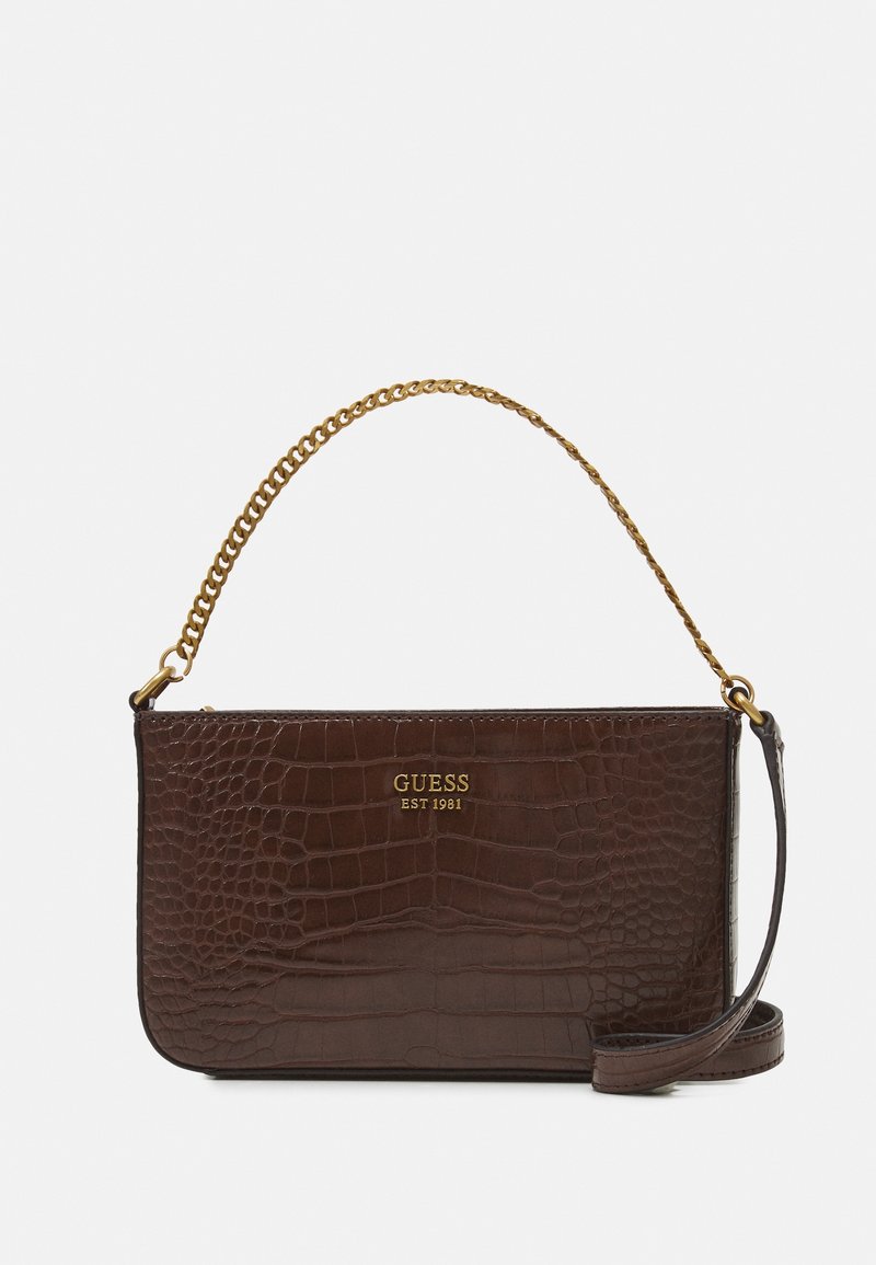 Sac bandoulière en simili cuir marron avec texture crocodile, chaîne dorée, et logo en relief, présentant une forme slim et rectangulaire.