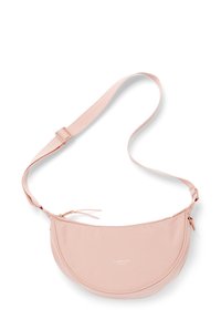 Rosa tyg crossbody-väska med halvmåneform, justerbar rem, dragkedja upptill och präglad logotyp fram. Mjuk textur.