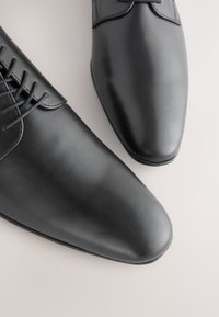 Next Derbies - black