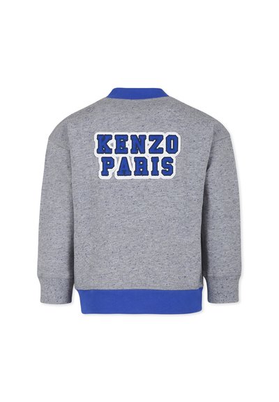 Sweat-shirt gris avec col et bord bleu, arborant le logo brodé "KENZO PARIS" en bleu et blanc au dos. Tissu doux avec une finition texturée.