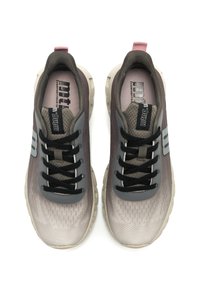 Scarpe sportive con una tomaia in mesh grigia e beige, lacci neri, marchio in evidenza e una suola testurizzata con forma arrotondata.