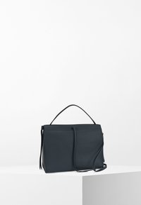 Tmavě modrá kožená kabelka s texturovaným povrchem, vybavená horním uchycením a ramenním popruhem, minimalistický design bez viditelného kovového vybavení.