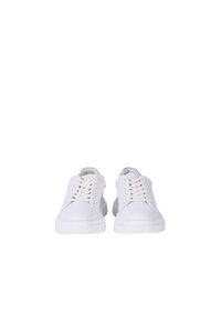 Weiße Freizeit-Sneaker mit einem glatten Lederoberteil, runder Zehenpartie, Schnürung vorne und strukturiertem Gummisohle. Mit durchbrochenen Details an den Seiten.