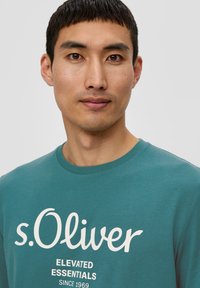 s.Oliver MIT GROSSEM LABEL - T-shirt print - petrol