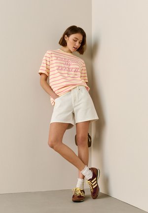 Next, REGULAR FIT - SHORT SLEEVE CREW NECK - T-shirt print - pink stripe