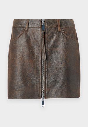 Brauner Leder-Minirock mit einem polierten Reißverschluss auf der Vorderseite, zwei Seitentaschen und einer strukturierten Oberfläche. Hat eine eng anliegende Form und einen normalen Bund.
