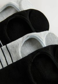 Trzy pary niskich skarpetek: jedna czarna, jedna szara w paski oraz jedna jednolita jasnoszara. Miękka mieszanka bawełny z prążkowaną strukturą i elastycznymi otworami.