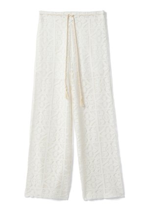 Pantalones anchos blancos de crochet con cintura de cordón y un detalle de patrón cuadrado intrincado por toda la tela.