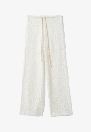 Pantalones anchos blancos de crochet con cintura de cordón y un detalle de patrón cuadrado intrincado por toda la tela.