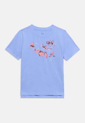 Tricou albastru deschis cu mâneci scurte și decolteu rotund, cu un logo Puma sărind, înconjurat de modele florale roz și negre.