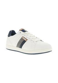 Basket blanche avec des rayures bleu marine et grises, fabriquée en matériau synthétique. Présente un bout rond, une semelle plate et un design à lacets.