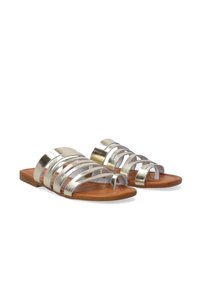 Sølvfarvede strappy slidesandaler med flad sål, der har metalstropper og en brun fodseng, designet til afslappet brug.