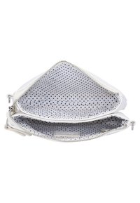 Bolso de mano blanco con cremallera que presenta dos compartimentos con un forro interior de lunares navy y herrajes plateados. Textura suave evidente.
