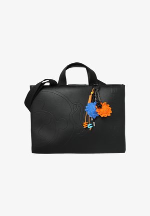 Czarna torba typu tote z wytłaczanym wzorem, uzupełniona kolorowym zestawem zawieszek z niebieskimi i pomarańczowymi kwiatami oraz ozdobnymi elementami metalowymi.