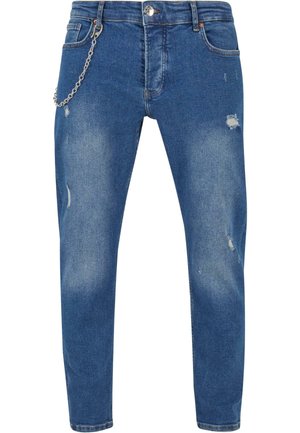 Jeans in denim blu con vestibilità slim, caratterizzati da un accessorio a catena, dettagli sfrangiati e una leggera scoloritura per aggiungere texture.