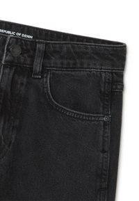 Jeans de mezclilla negros con un diseño clásico, que cuentan con un bolsillo frontal, detalles de costura y una textura suave. Incluyen un cierre de botón.