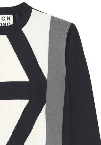 Maglione con motivi geometrici in nero, bianco e toni di grigio. Presenta un colletto a girocollo a coste e una texture in maglia morbida.