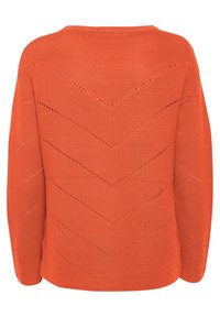 Orange strikket sweater med chevronmønster, rund halsudskæring og lange ærmer. Fremstillet af let og tekstureret garn.